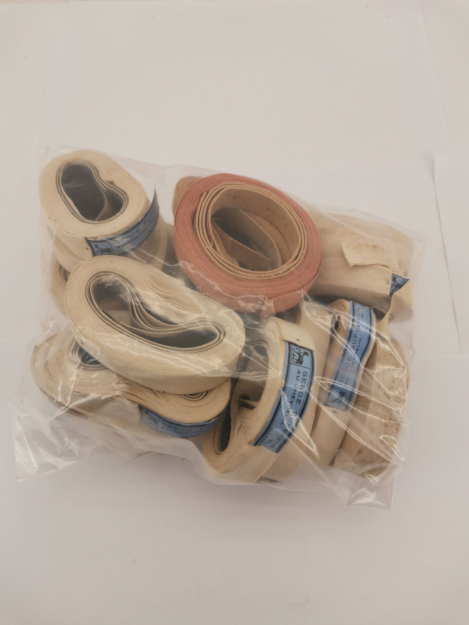 Διάφορες κορδέλες ραπτικής εποχής 1960