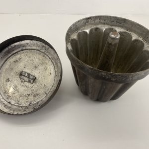 ΦΟΡΜΑ ΚΕΙΚ ΜΕ ΚΑΠΑΚΙ ΕΠΟΧΗΣ 1920
